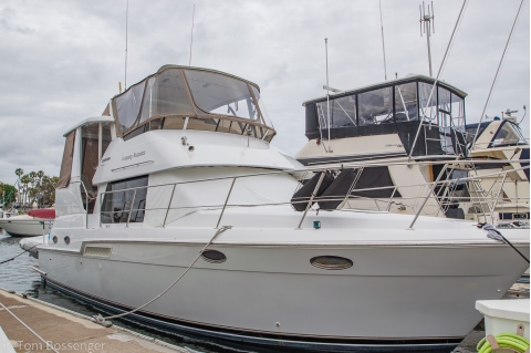 1999 Carver 404 Cockpit Motor Yacht